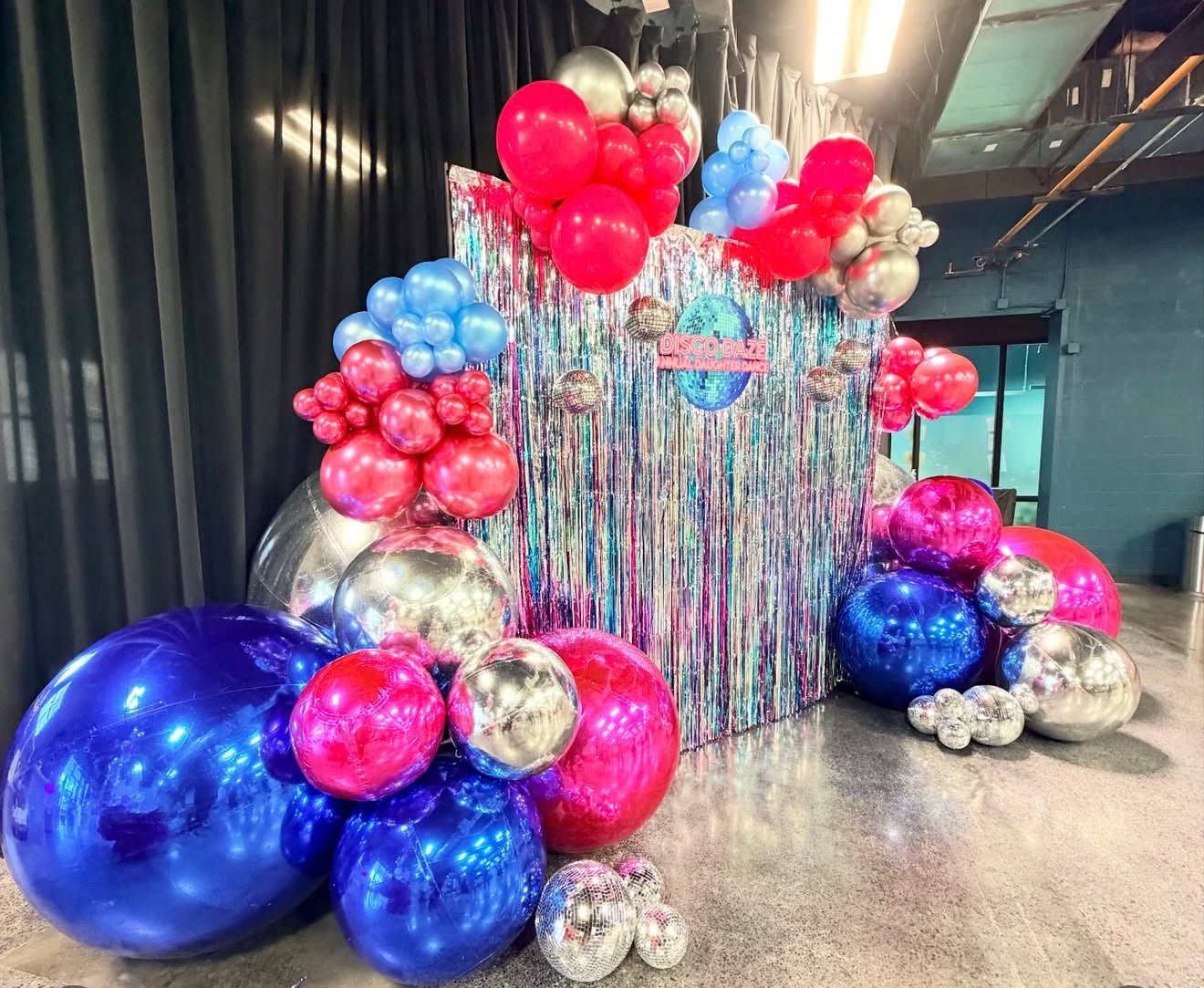 Opulent Black Swan-The Bespoke Balloon Artistry Store